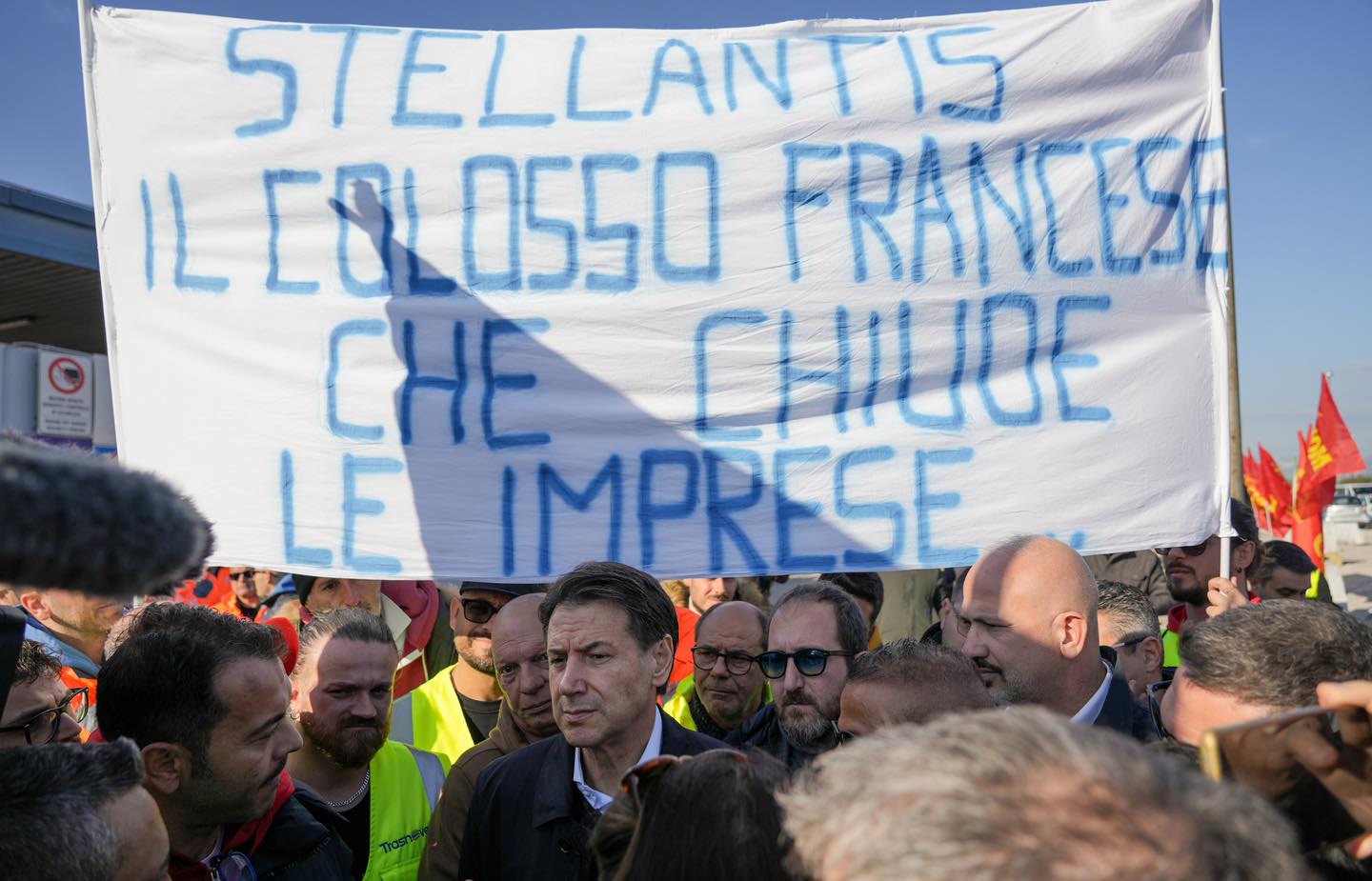Pomigliano Stellantis, la protesta Trasnova mette in ginocchio la fabbrica (video)