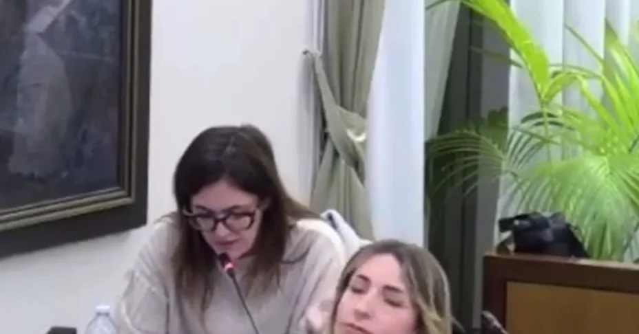 “Sei incinta? Dimettiti”: scoppia il caos in Lombardia