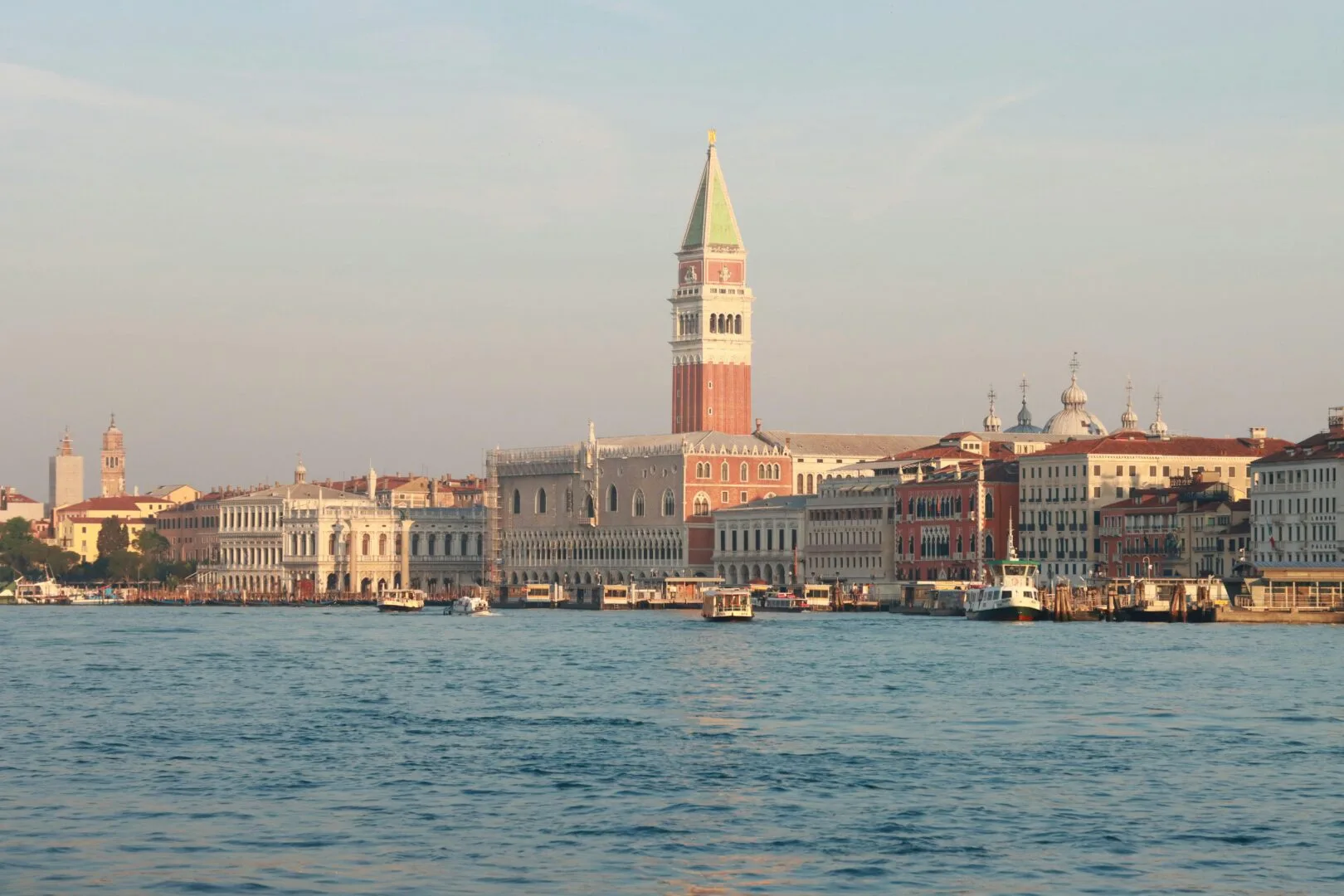 Risse e accoltellamenti a Venezia, arrestati in cinque