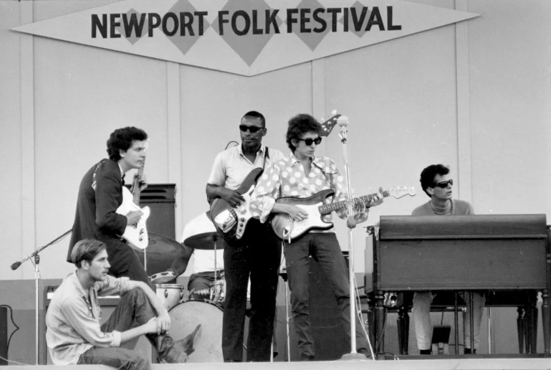 Quando Dylan “tradì” il folk: 61 anni dalla notte elettrica di Newport